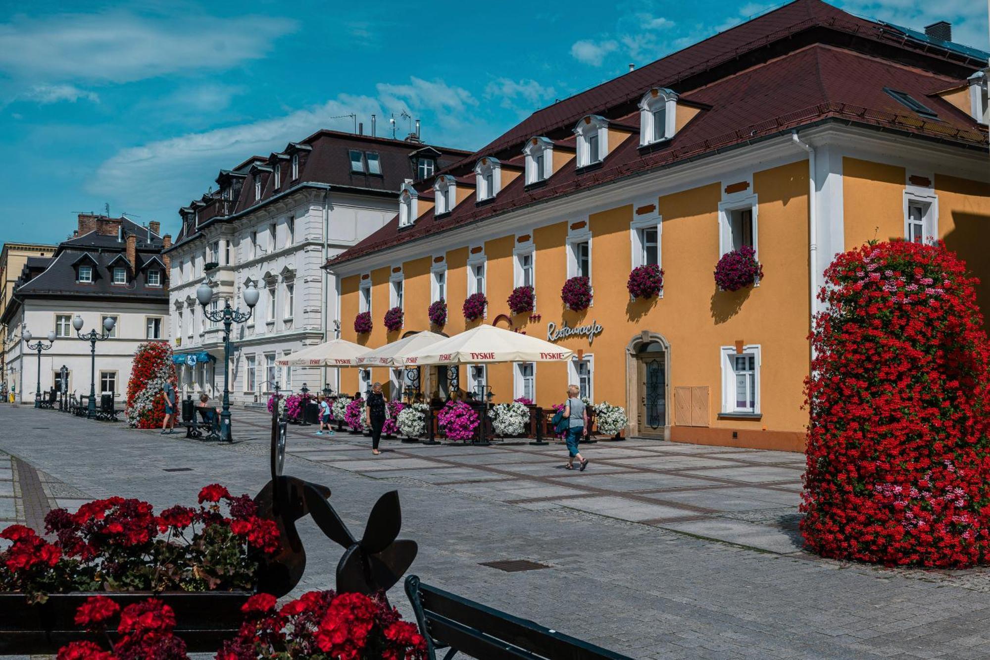 Hotel Restauracja Caspar Еленя-Гура Экстерьер фото